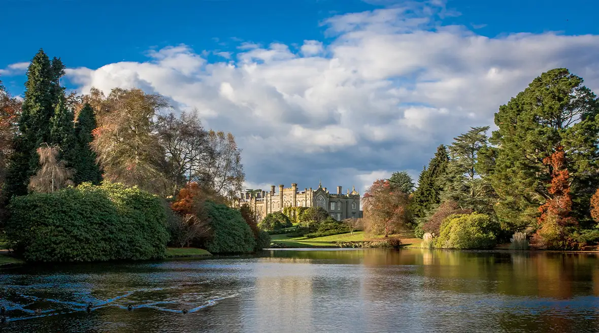 Sheffield Park Gardens met uitzicht op het kasteel