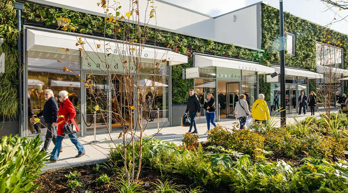 Met planten begroeide winkelgevels en plantenbakken in Ashford