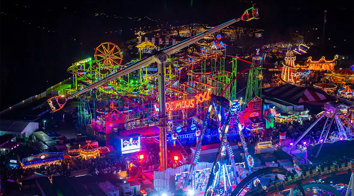 Vue de la fête foraine au « Winter Wonderland » d’Hyde Park avec de nombreux manèges illuminés