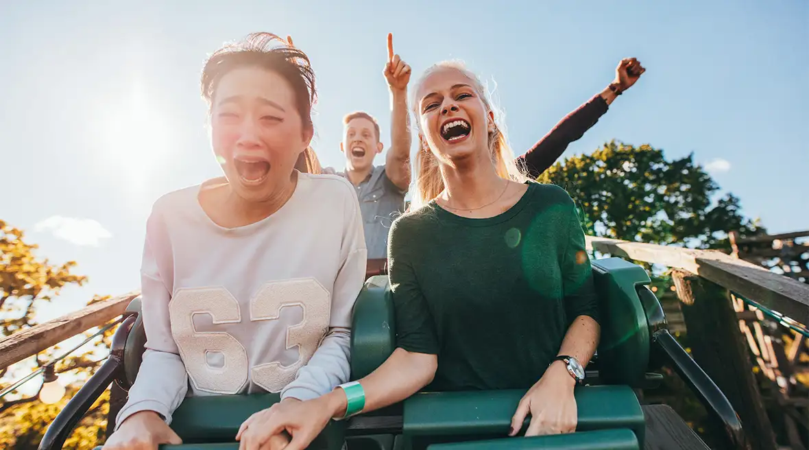 Twee vrouwen in achtbaanwagentje