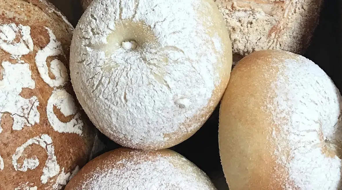 Un gros-plan de plusieurs petits pains traditionnels.