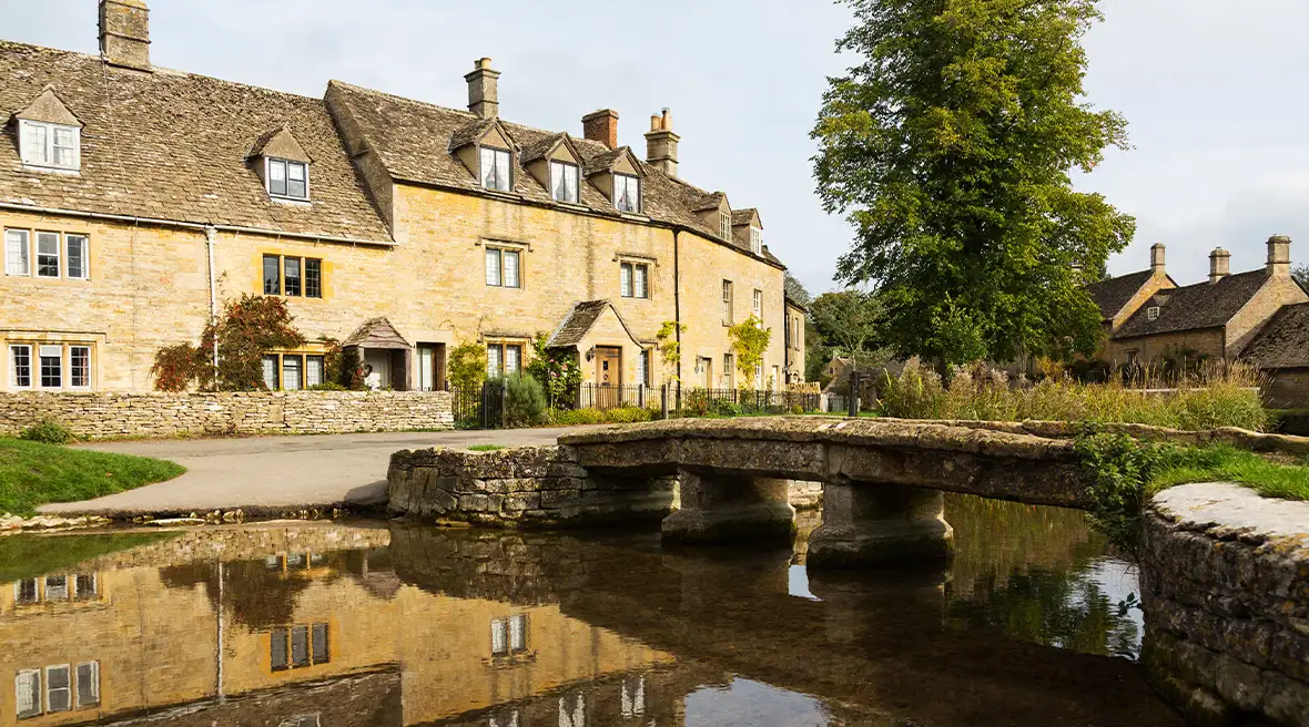 Paysage typique de la région des Cotswolds entre Oxford et Bath - ici, le village de Lower Slaughter