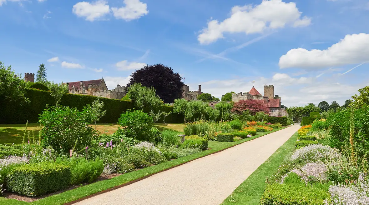 Kleurrijke bloementuinen op het historische terrein van Penhurst Place