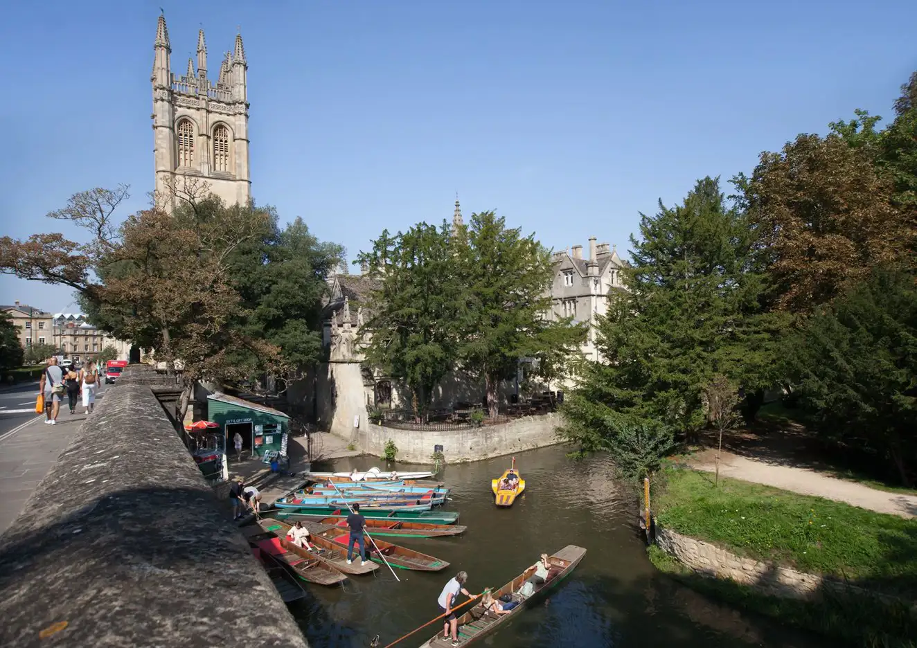 Mensen op het water in platbodemboten op een rivier in Oxford