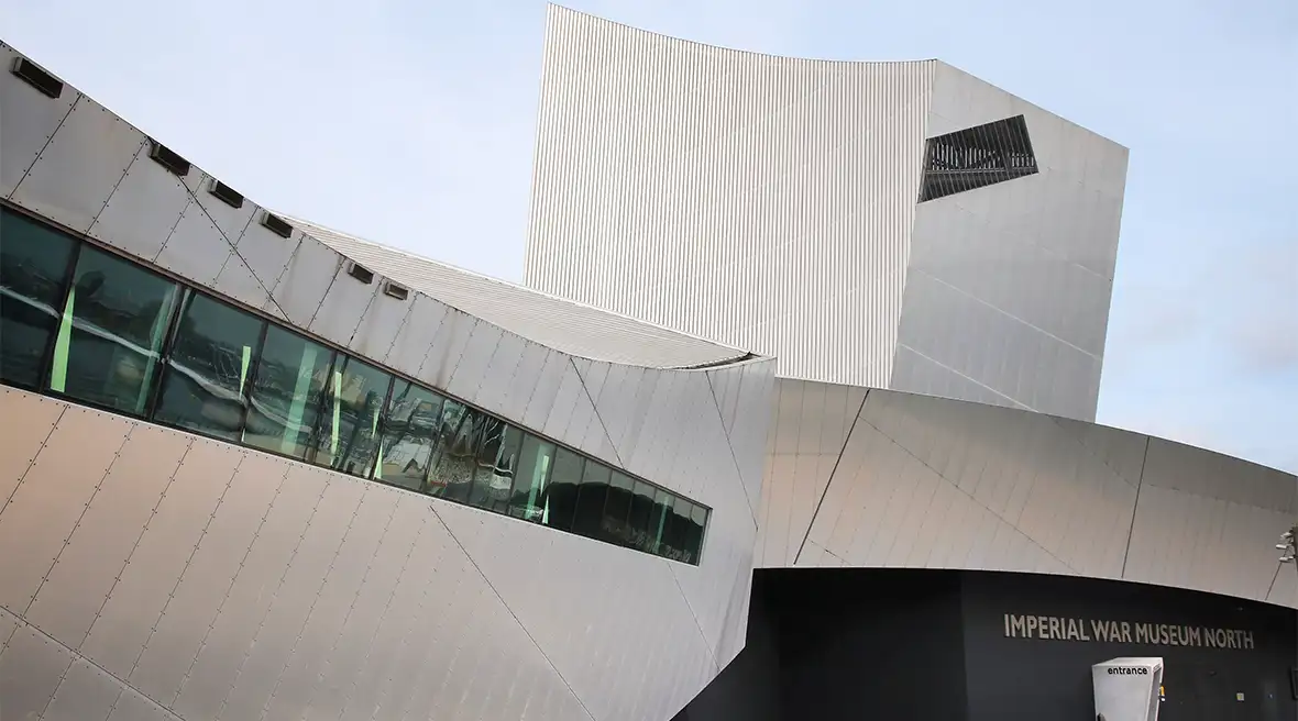 Structure en acier gris en 3 parties aux lignes géométriques avec l’inscription « Imperial War Museum North »