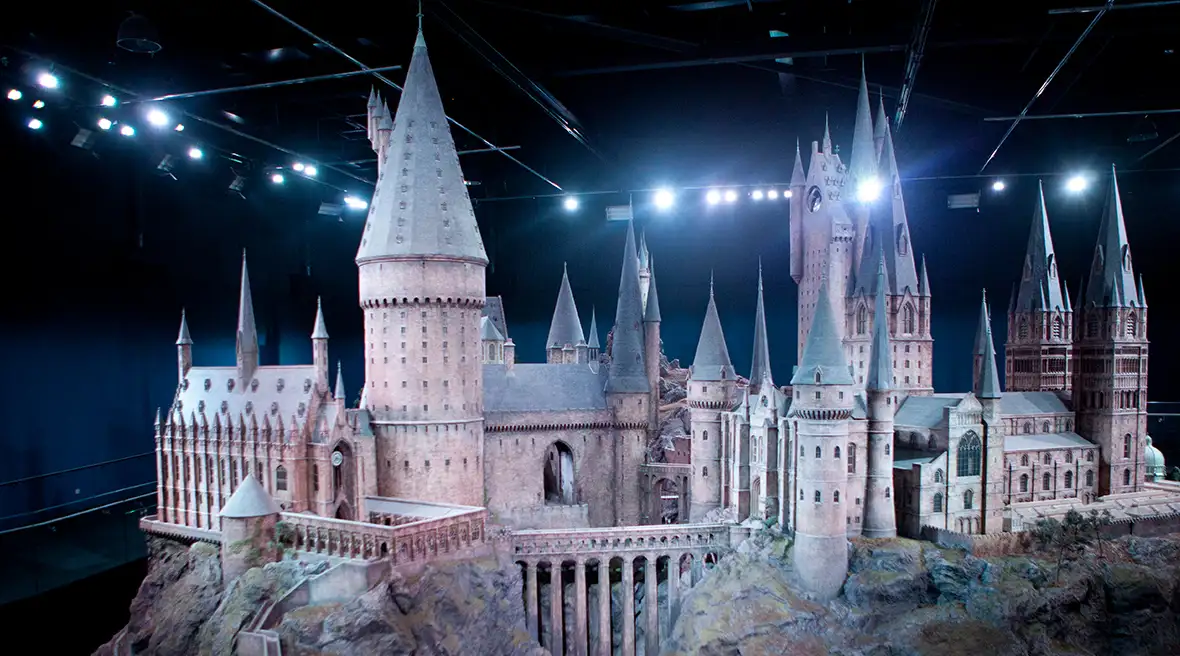 Prachtig verlicht gedetailleerd metershoog model van Zweinstein in de Studio Tour London.