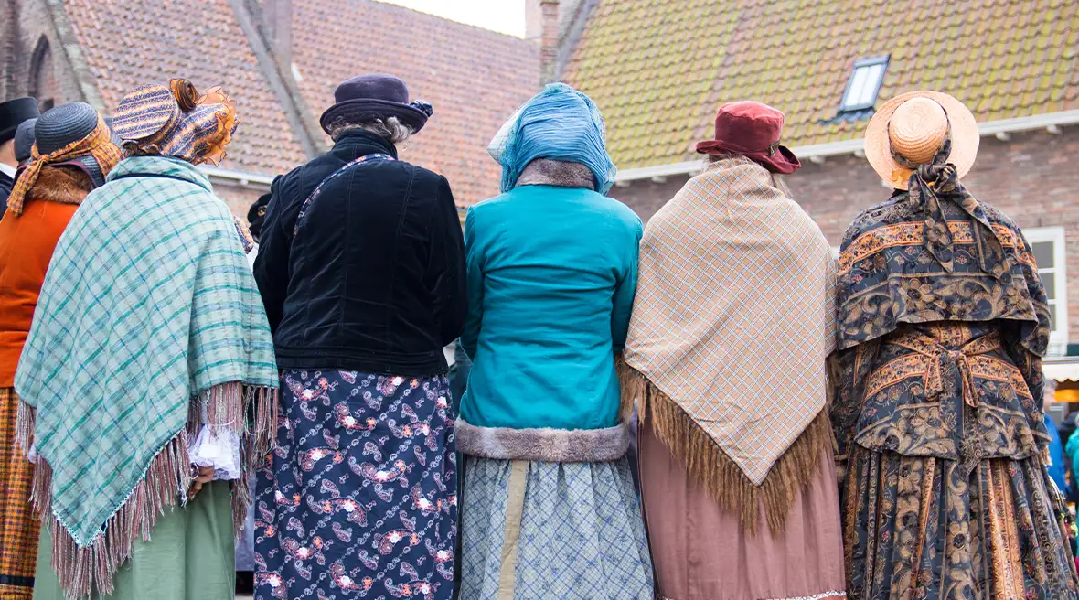 Een familie verkleed als personages uit Dickens' werken