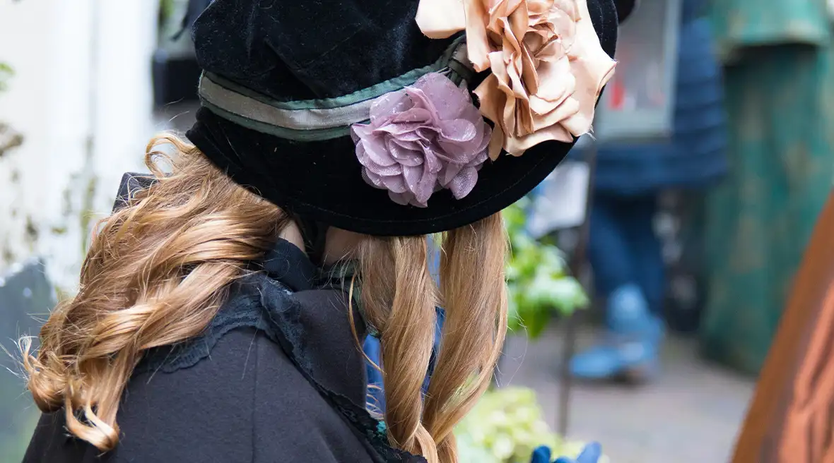 Straatparade met Victoriaanse kostuums