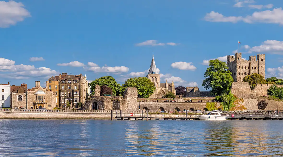 Uitzicht op heel Rochester, met de rivier de Medway op de voorgrond