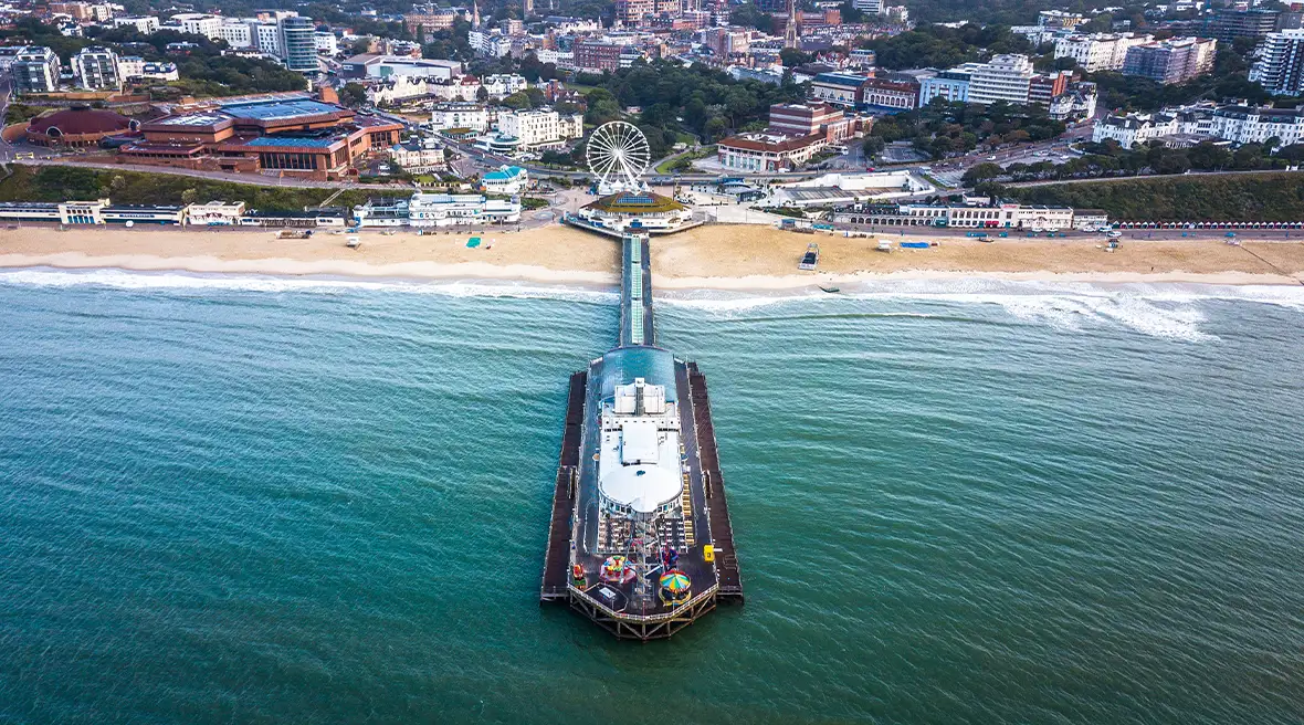 Vue sur le ponton et la plage de Bournemouth dans le Dorset