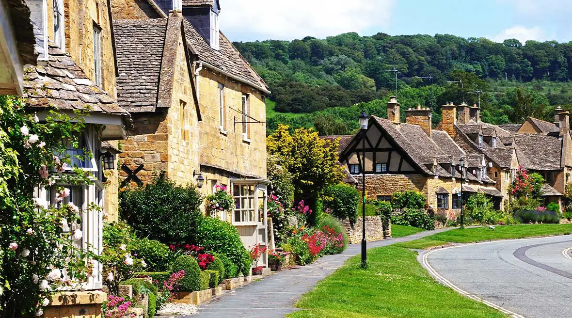 Le village de Broadway et ses « cottages » construits en pierre de couleur miel
