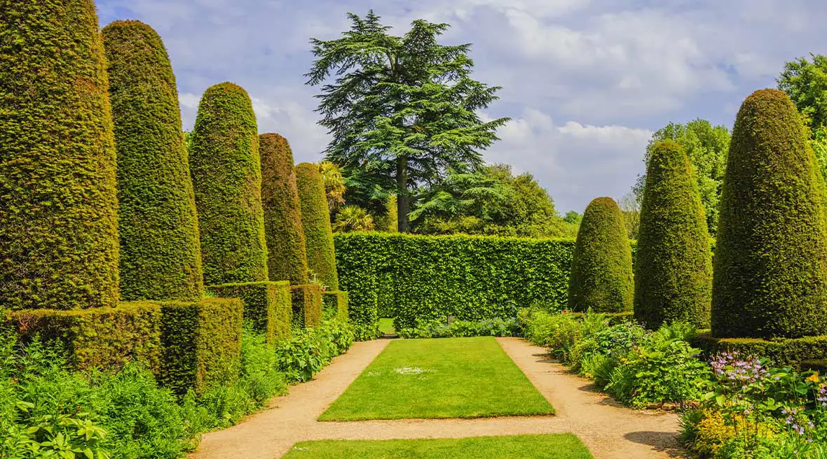 Le jardin des piliers au manoir de Hidcote dans les Cotswolds