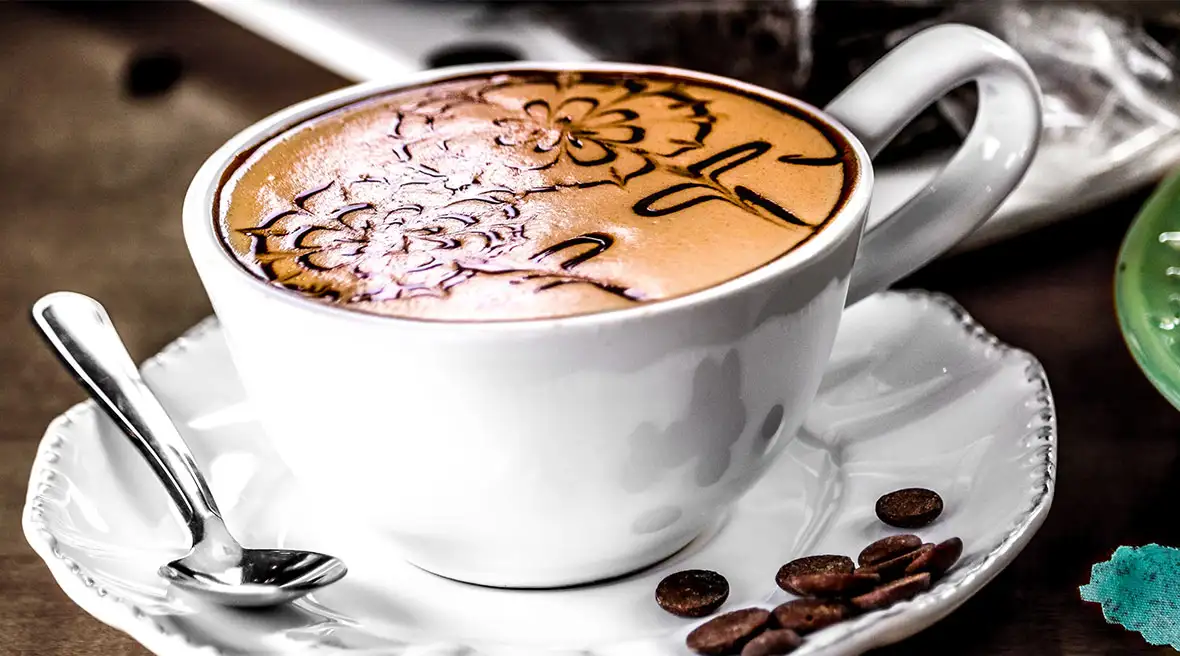 Close-up of em xícara de café enfeitado com flores