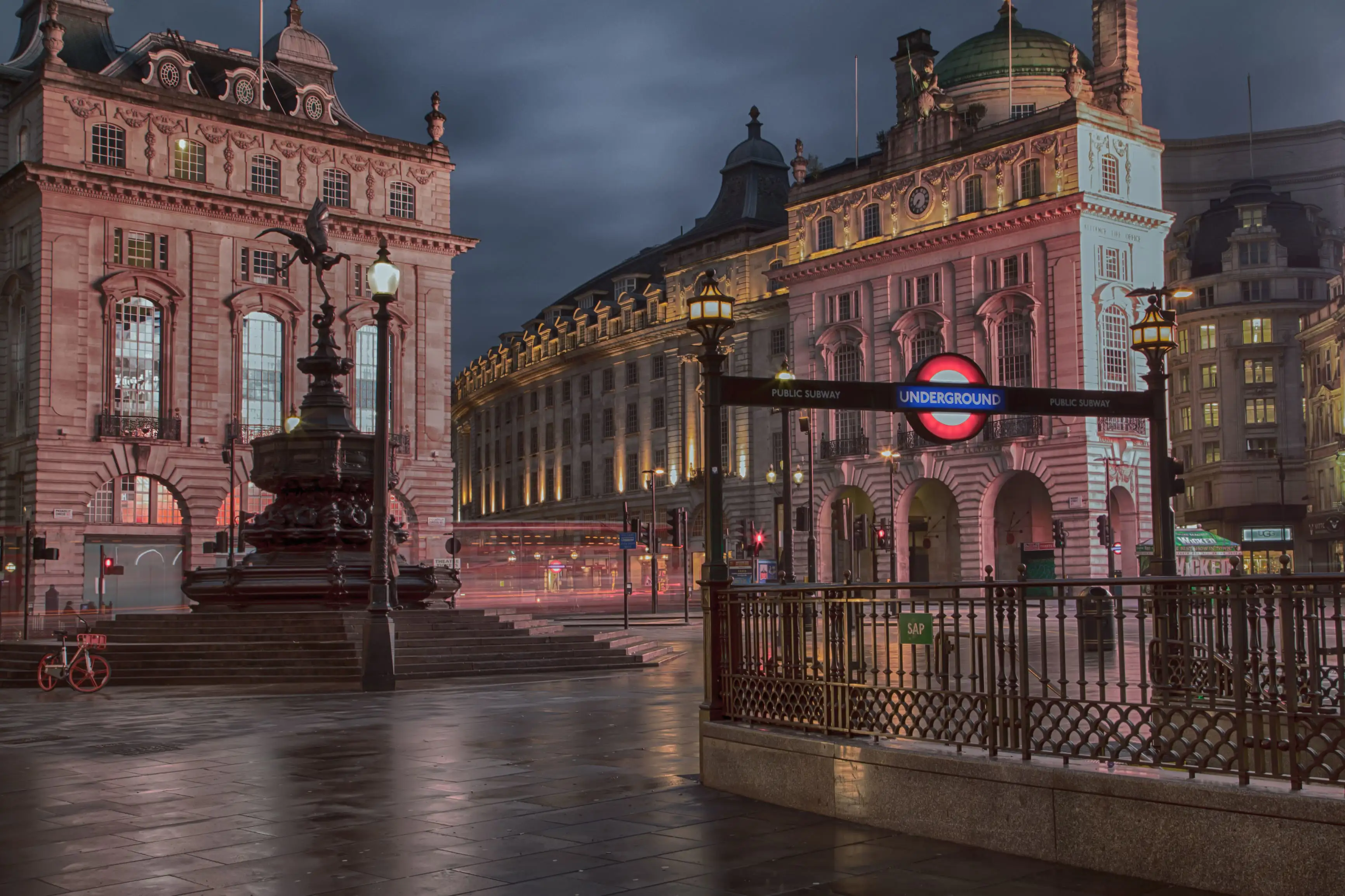 Piccadilly Circus désert le soir.