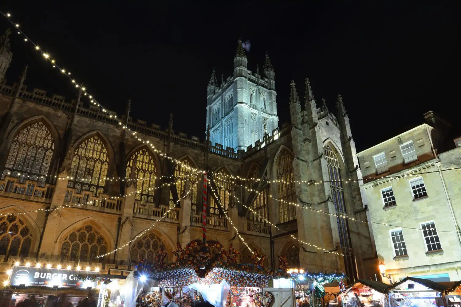 Les stands du marché de Noël à l’abbaye de Bath.