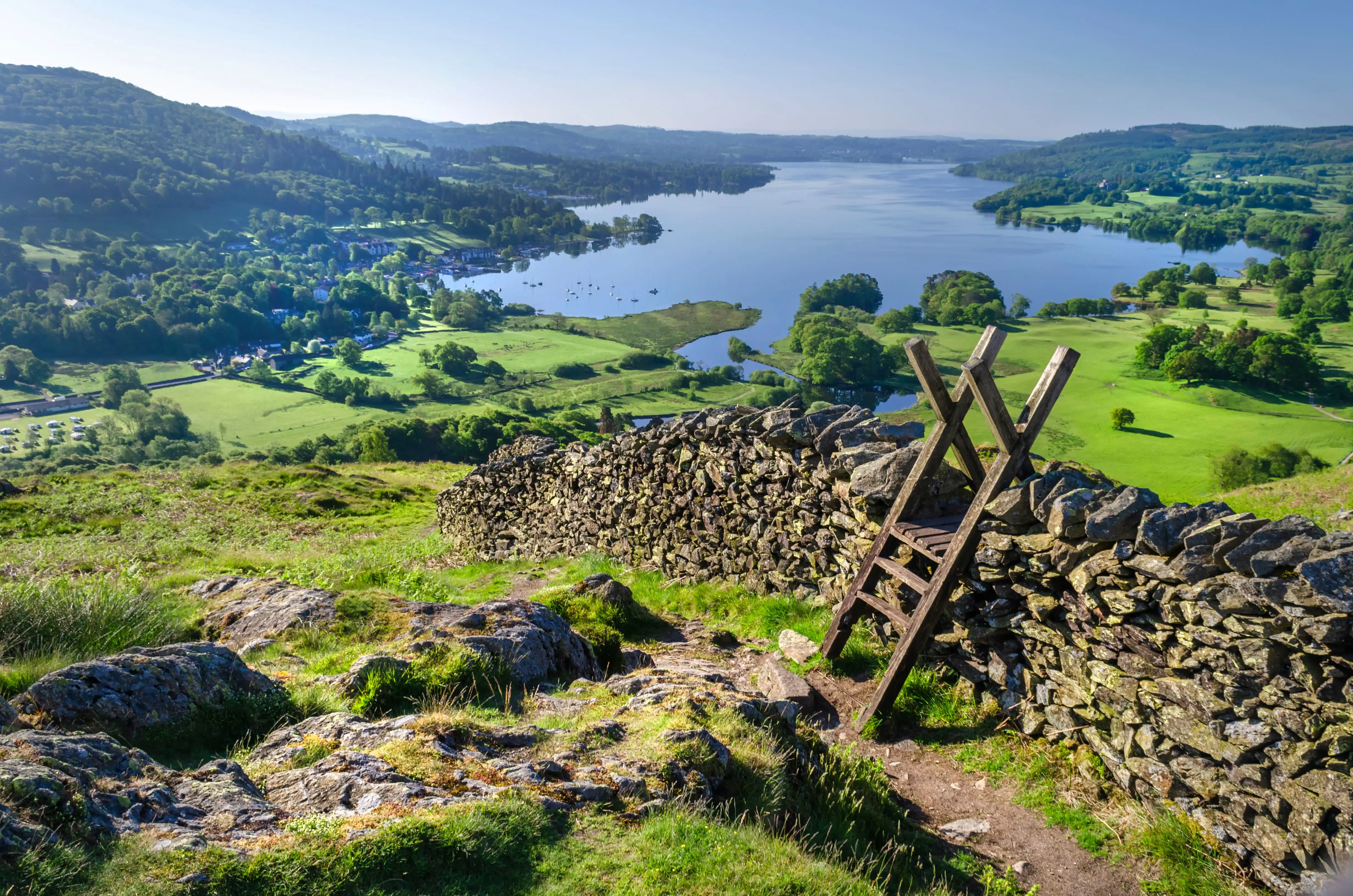 Vue matinale sur le lac Windermere avec un mur en pierre traditionnel et un échalier permettant de le franchir, dans le Lake District en Angleterre.