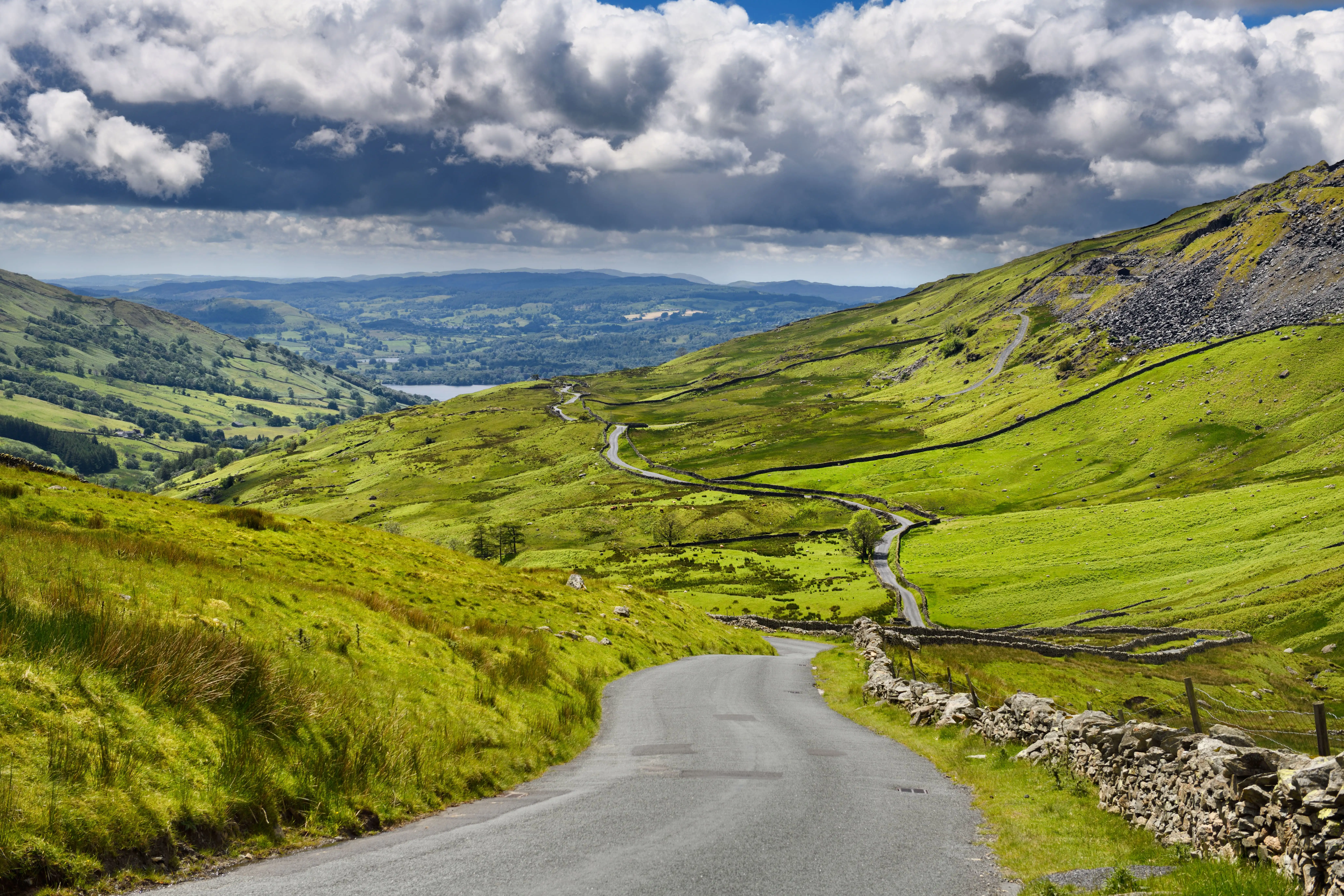 Route menant au col de Kirkstone, surplombant le lac Windermere avec les montagnes Snarker Pike et Red Screes sur la droite.