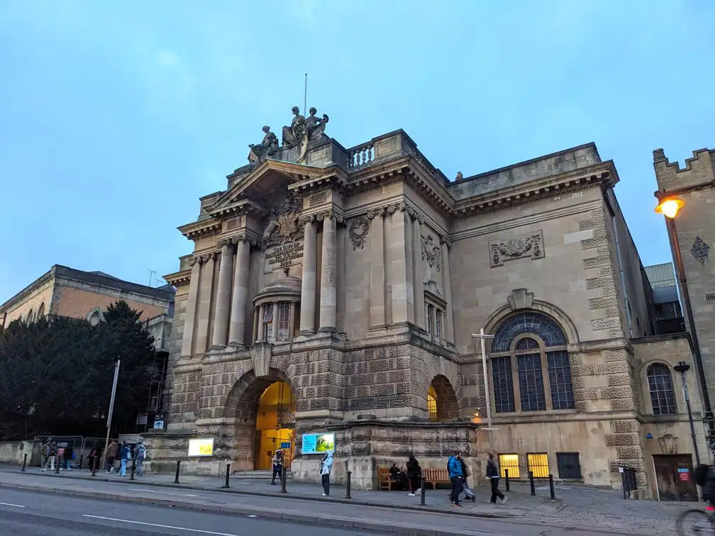 Een indrukwekkend verlicht museumgebouw bij zonsondergang.