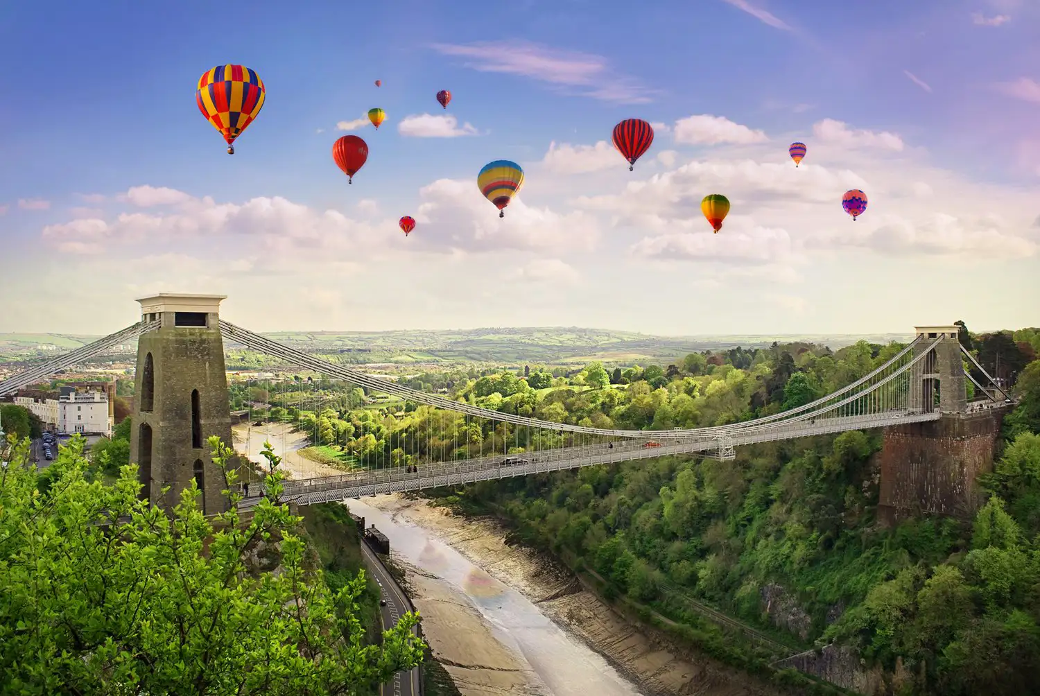 Luchtballonnen worden opgelaten vanaf de Clifton Suspension Bridge.