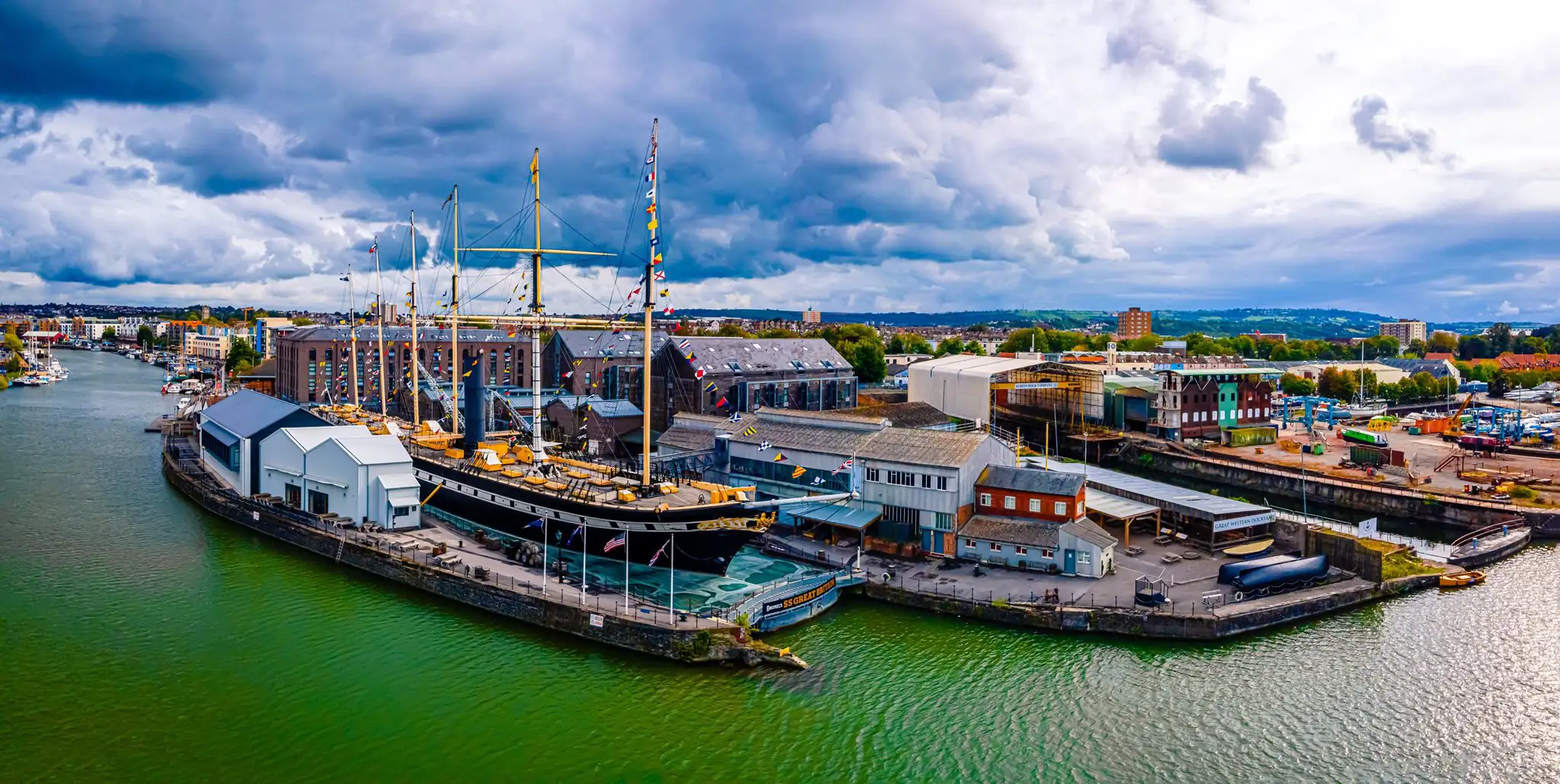 Een groot stoomschip in het droogdok in Bristol.