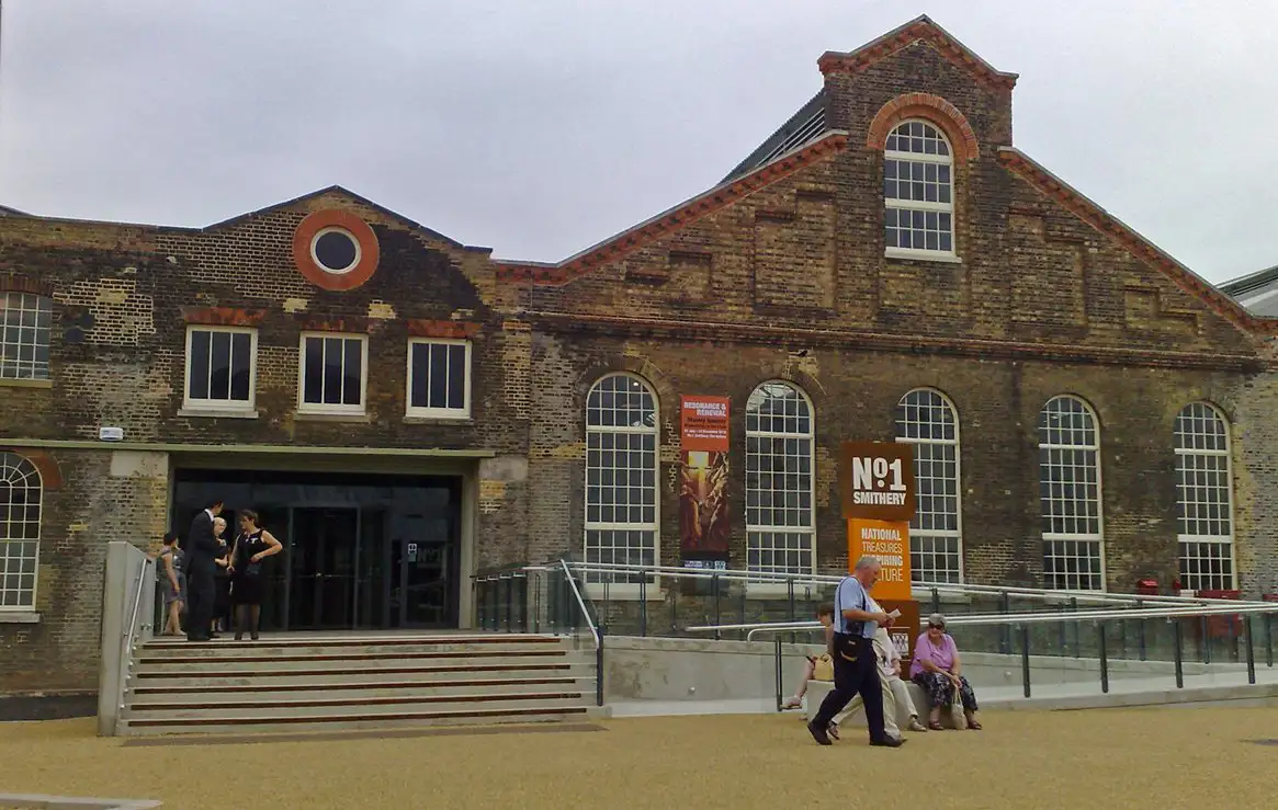 De ingang van de smederij op de historische scheepswerf in Chatham