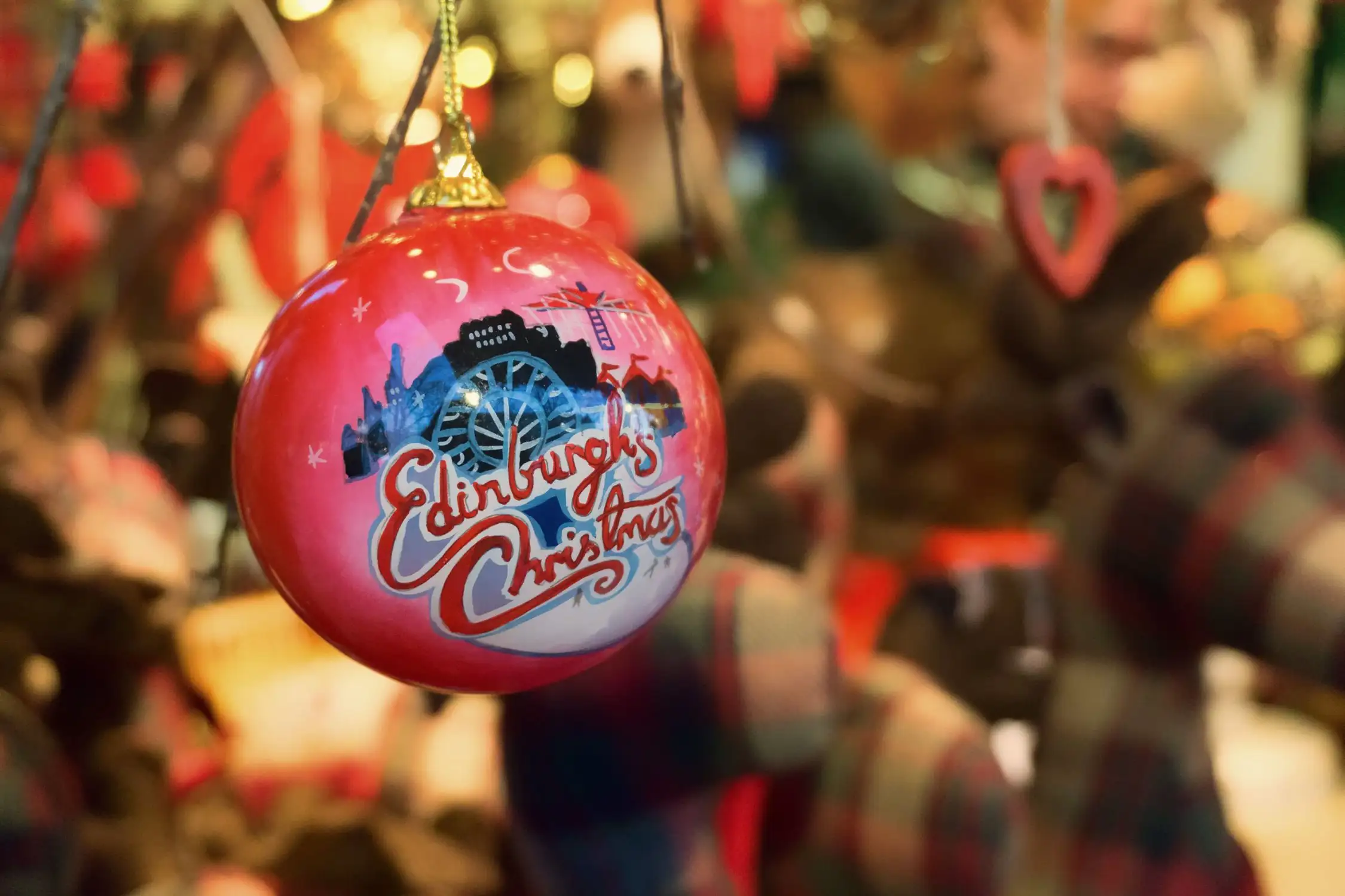 Weihnachtskugel auf dem Weihnachtsmarkt in Edinburgh