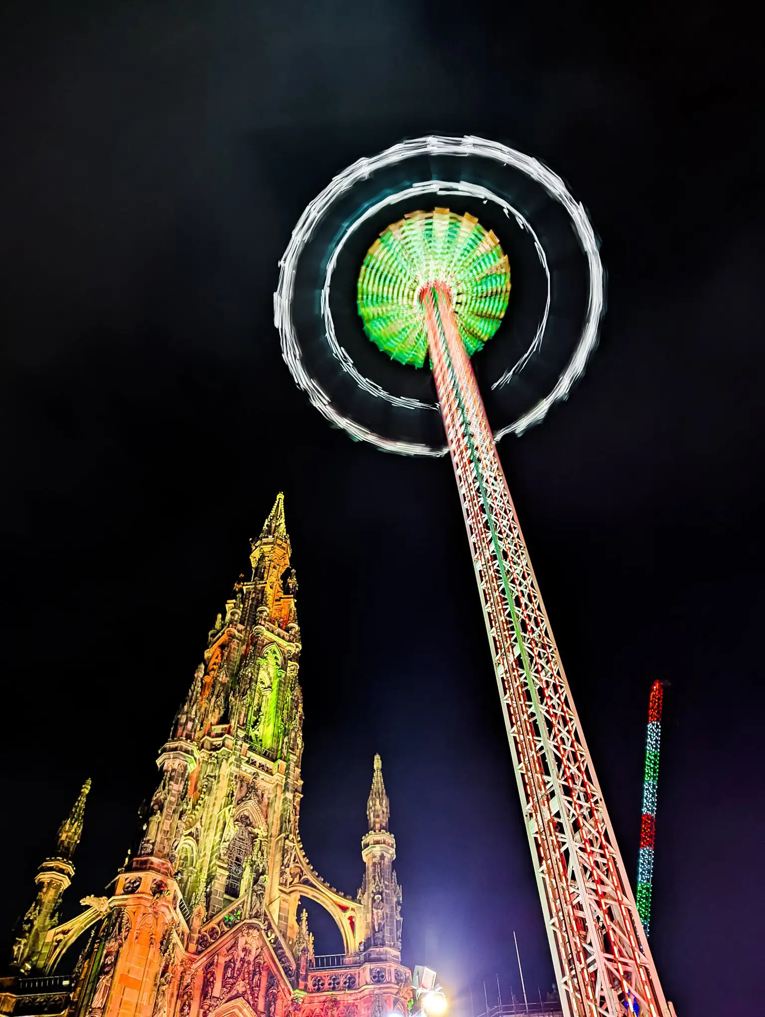 Fahrgeschäft „Around the World Star Flyer“ auf dem Weihnachtsmarkt in Edinburgh