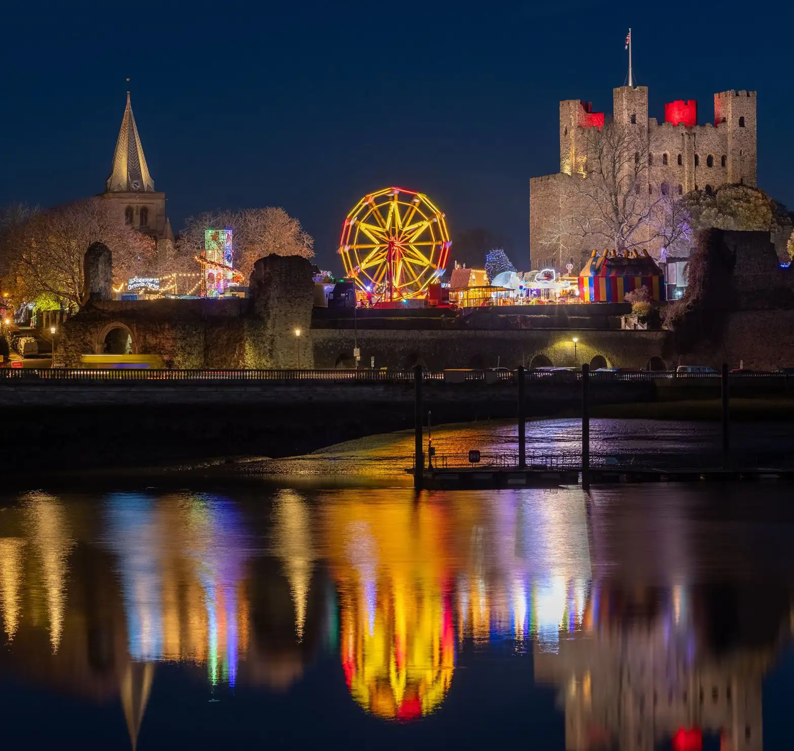 Reuzenrad en kerstverlichting onder het kasteel van Rochester in Kent.