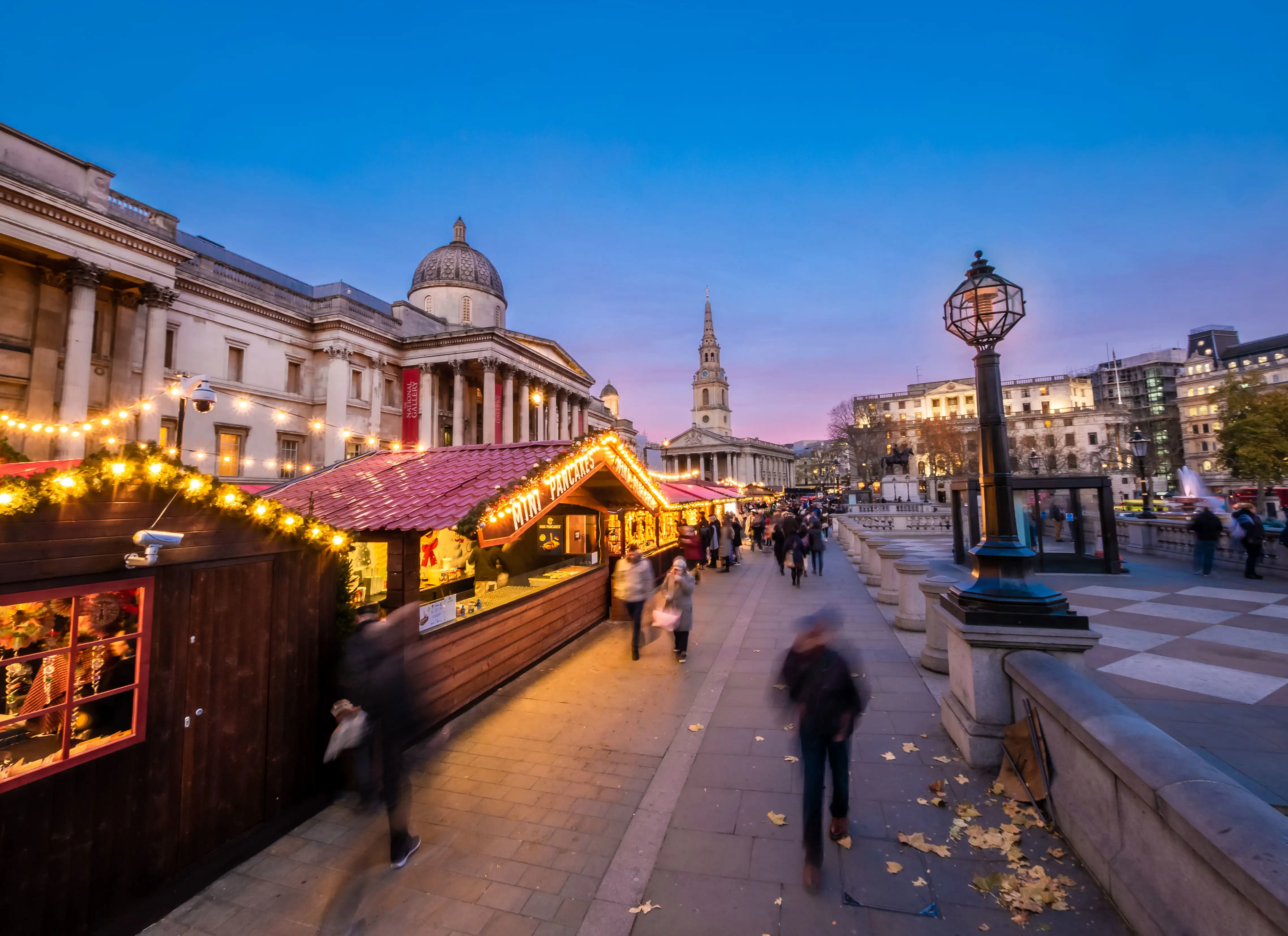 Weihnachtsmarktstände vor der National Gallery in London