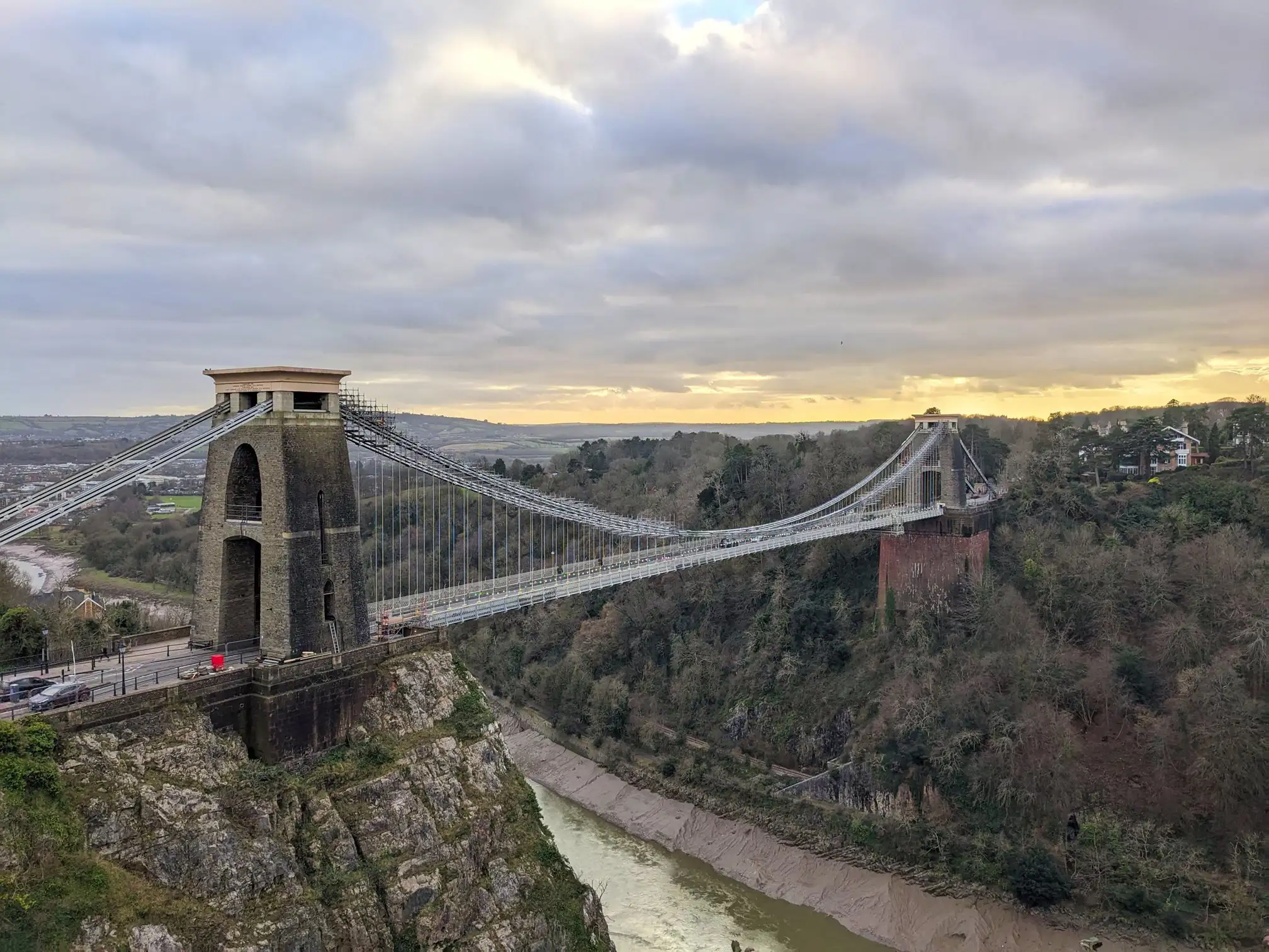Verkeer op de Clifton Suspension Bridge in Bristol.