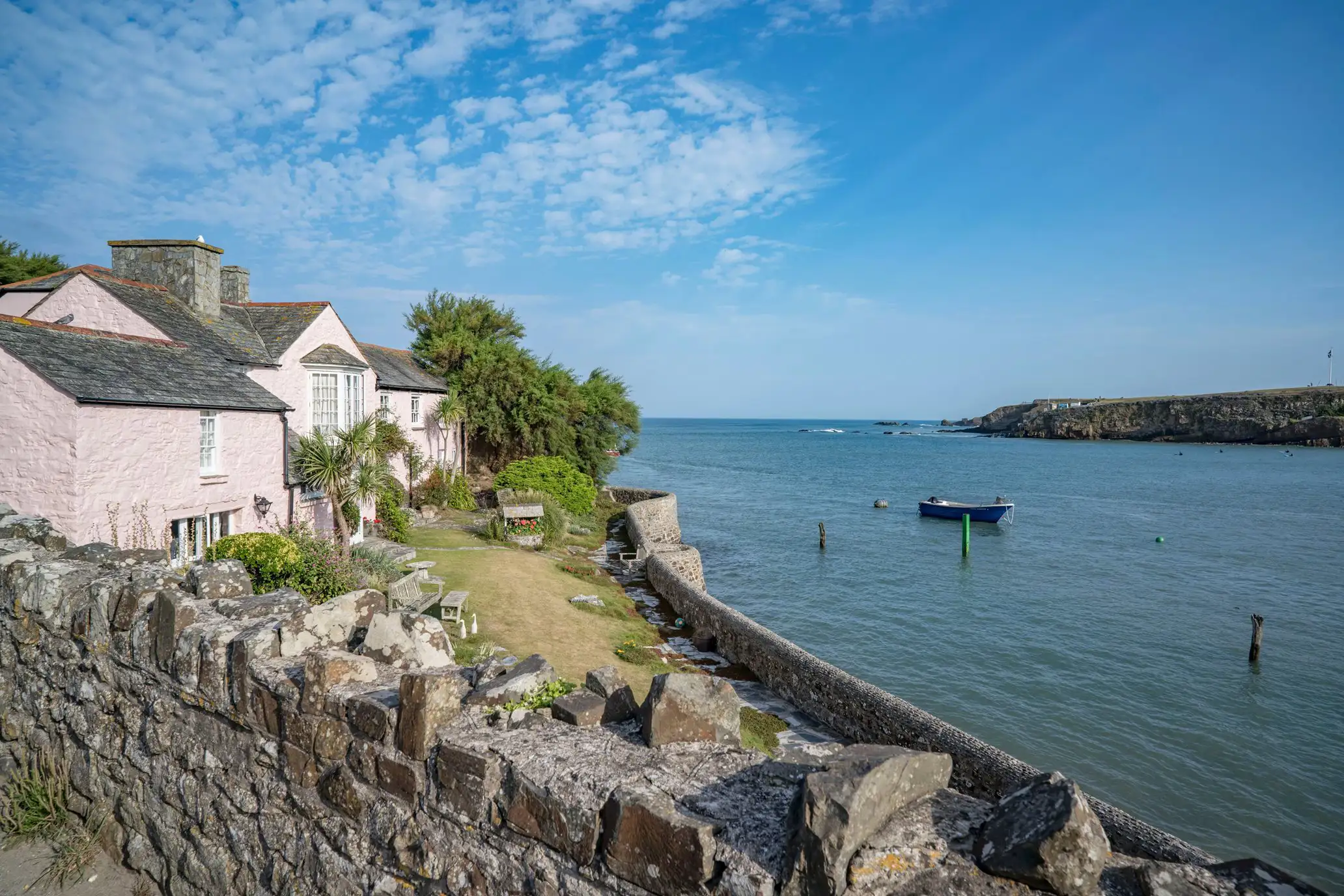 Rosafarbene Cottages direkt am Meer in Bude, Cornwall.