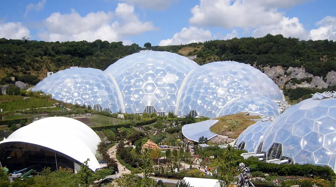Koepelvormige biosferen van The Eden Project in Cornwall.