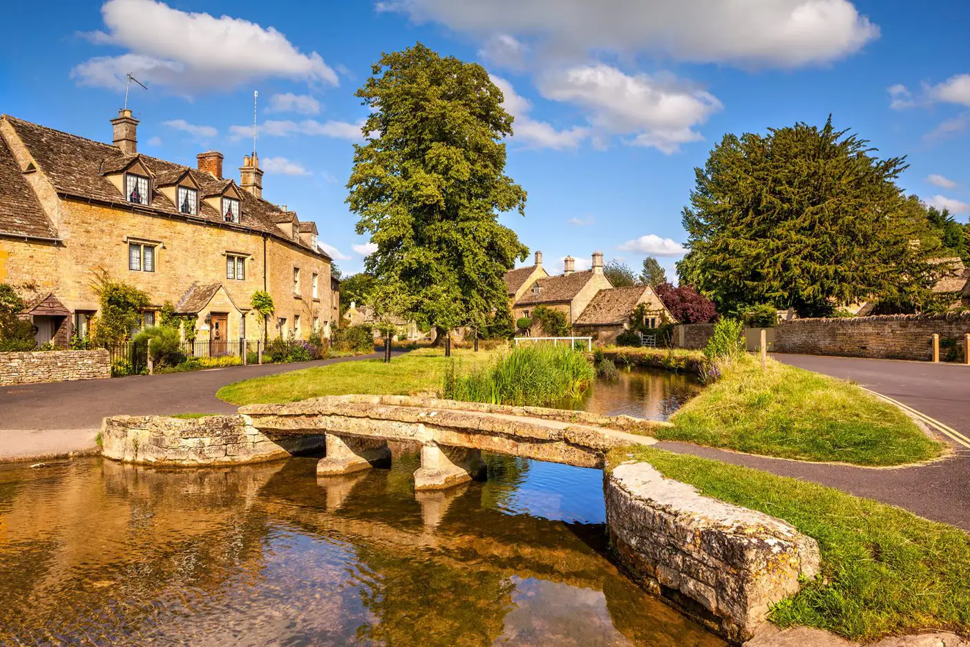 Rivier die door het dorp Lower Slaughter stroomt in de zomer.