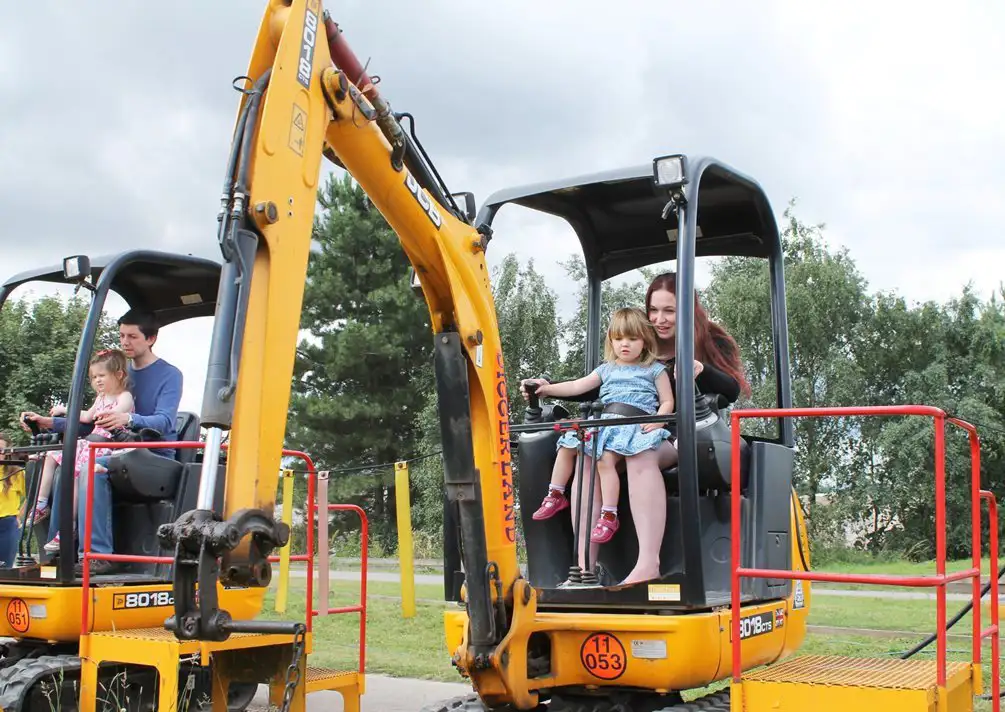 Une famille qui s’amuse dans l’attraction Dippy Ducks à Diggerland.