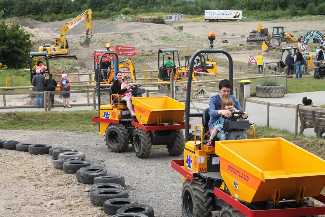 Des familles conduisant des camions-bennes sur un circuit.