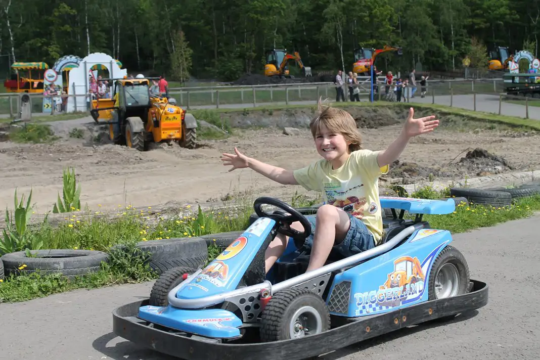 Un enfant qui s’amuse sur un circuit de kart à Diggerland.