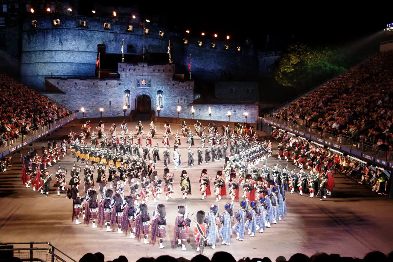 Regimentssoldaten marschieren in Formation beim Edinburgh Tattoo