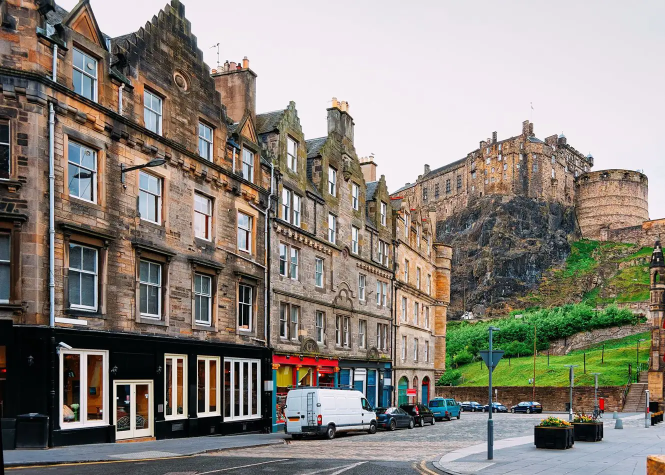Parkende Autos in einer Straße in Edinburgh unterhalb der Burg