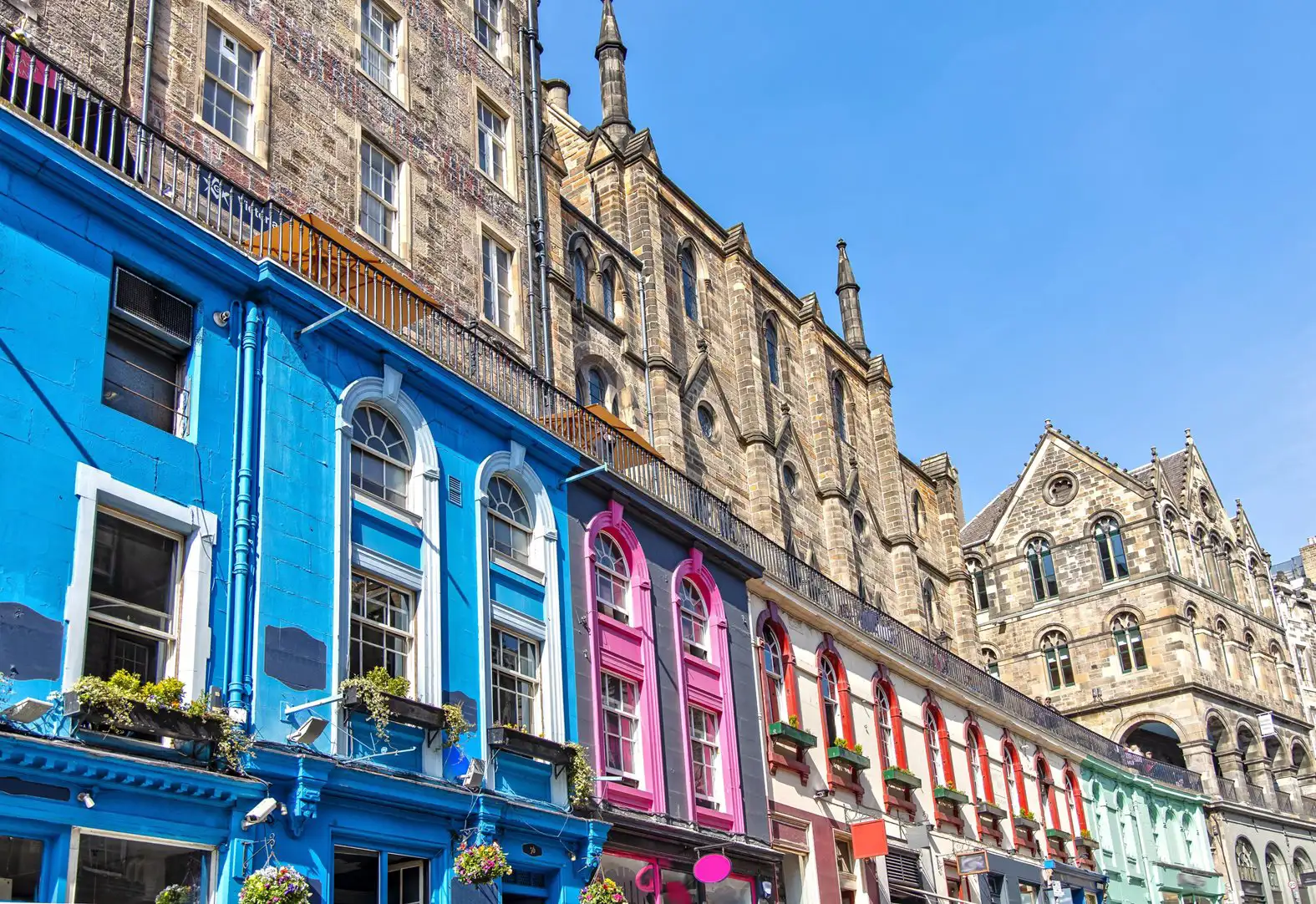 Bâtiments colorés dans une rue d’Édimbourg