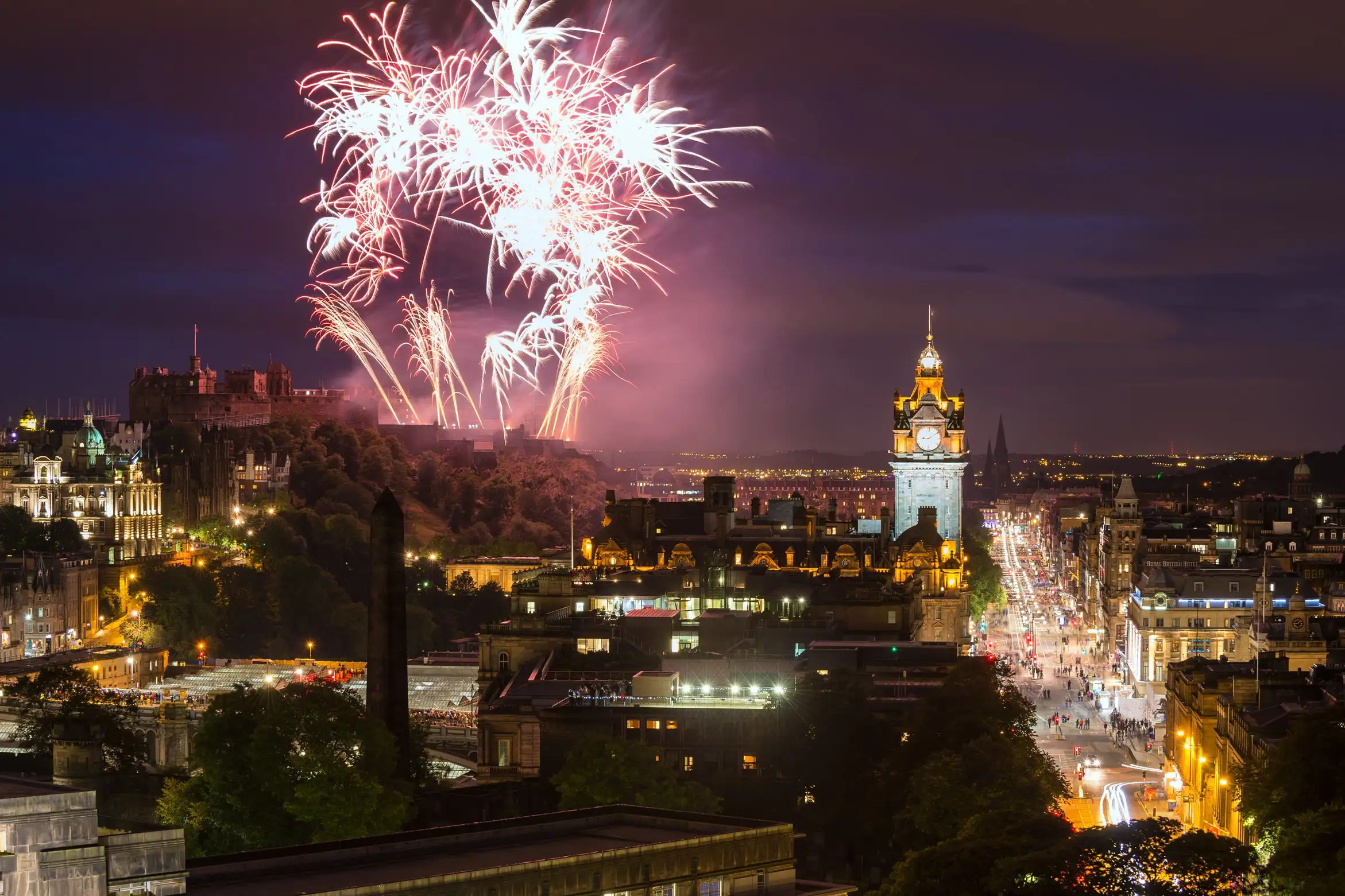 Feuerwerk über Edinburgh bei Nacht