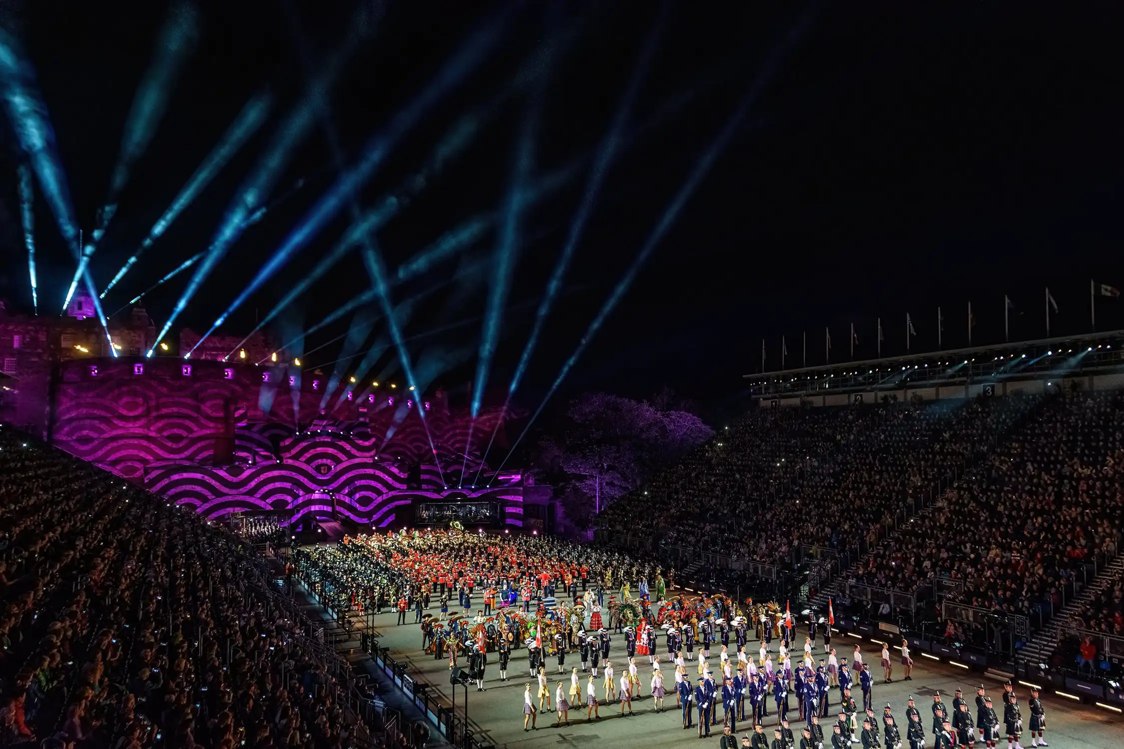 Lichtstrahlen leuchten am Nachthimmel beim Edinburgh Tattoo
