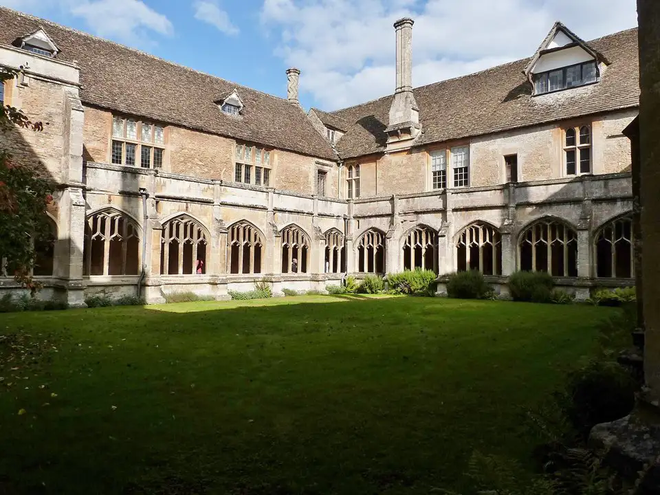 De kloostergangen van Lacock Abbey vanaf de binnenplaats.