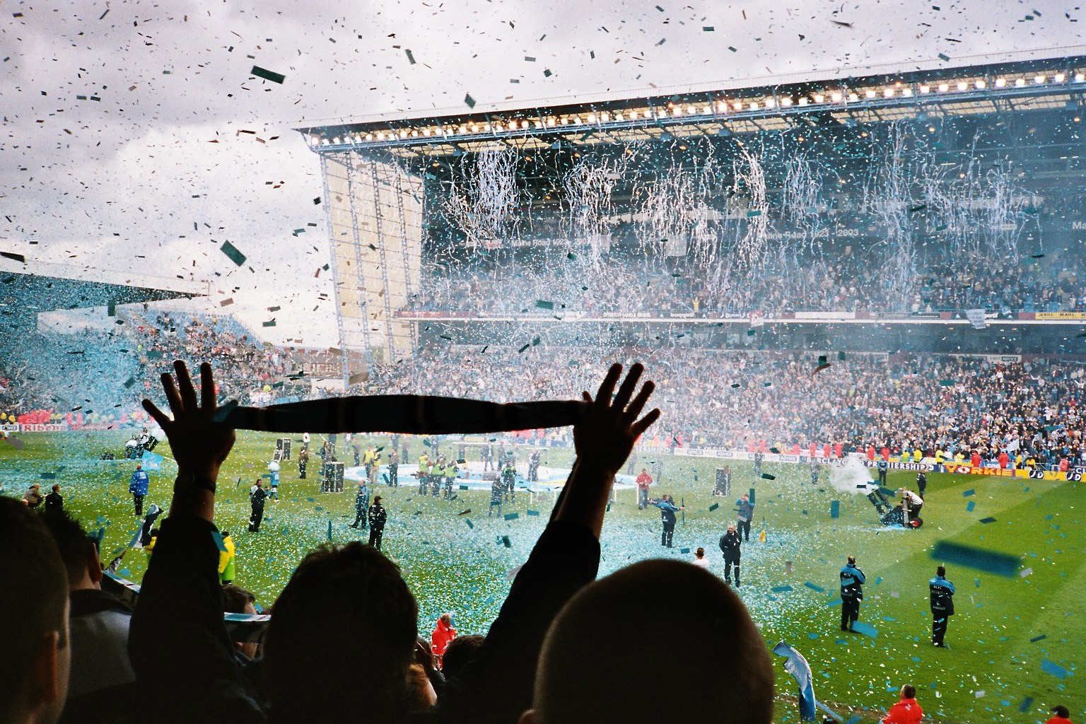 Match de final de Manchester City à Maine Road par Richard Cooke, CC BY-SA 2.0, sur Wikimedia Commons