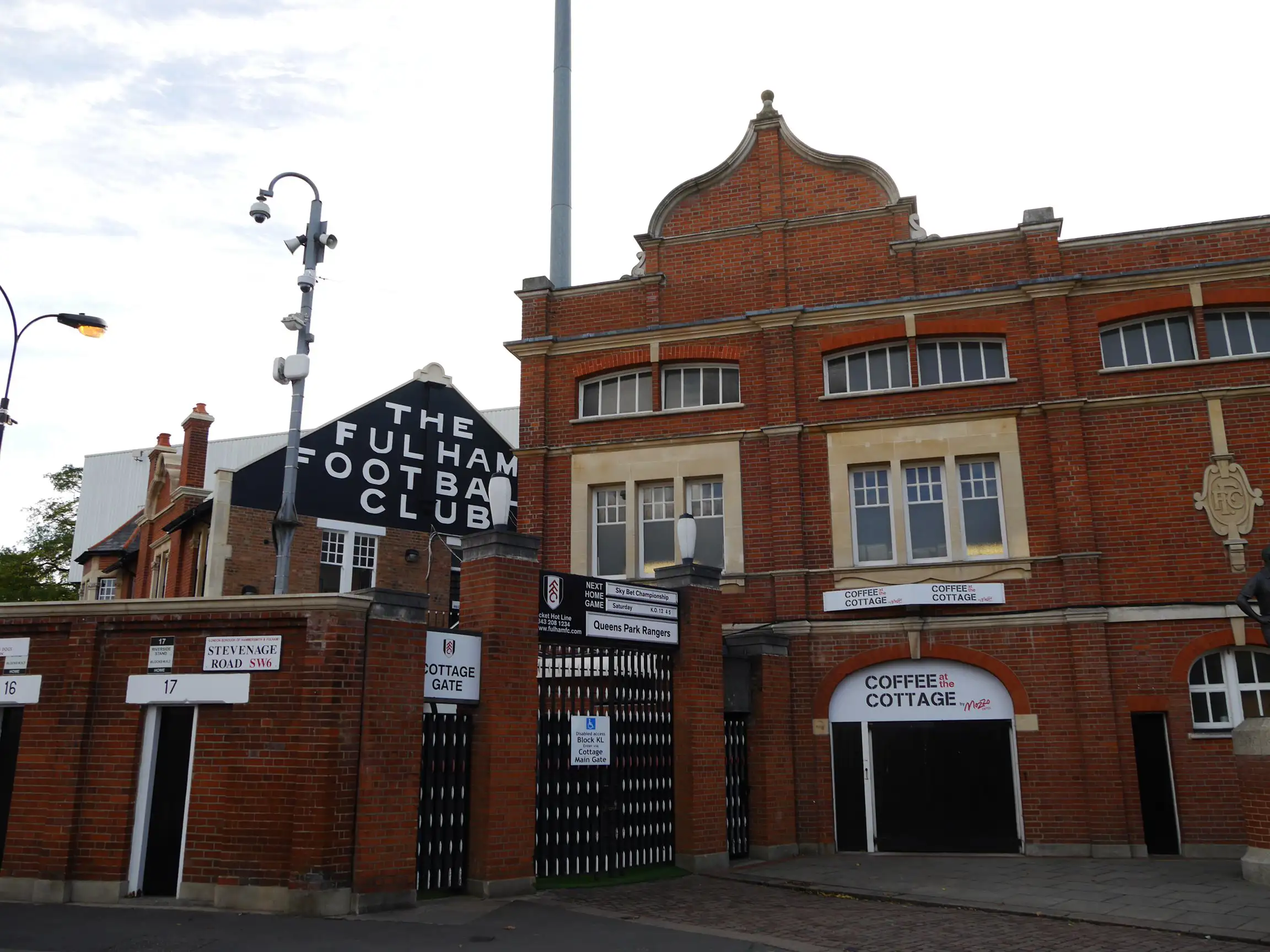 Portails d’entrée et tourniquets au Fulham FC à Londres