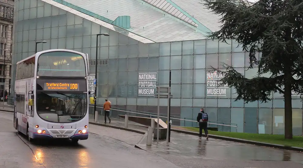 Façade vitrée du musée national du football à Manchester