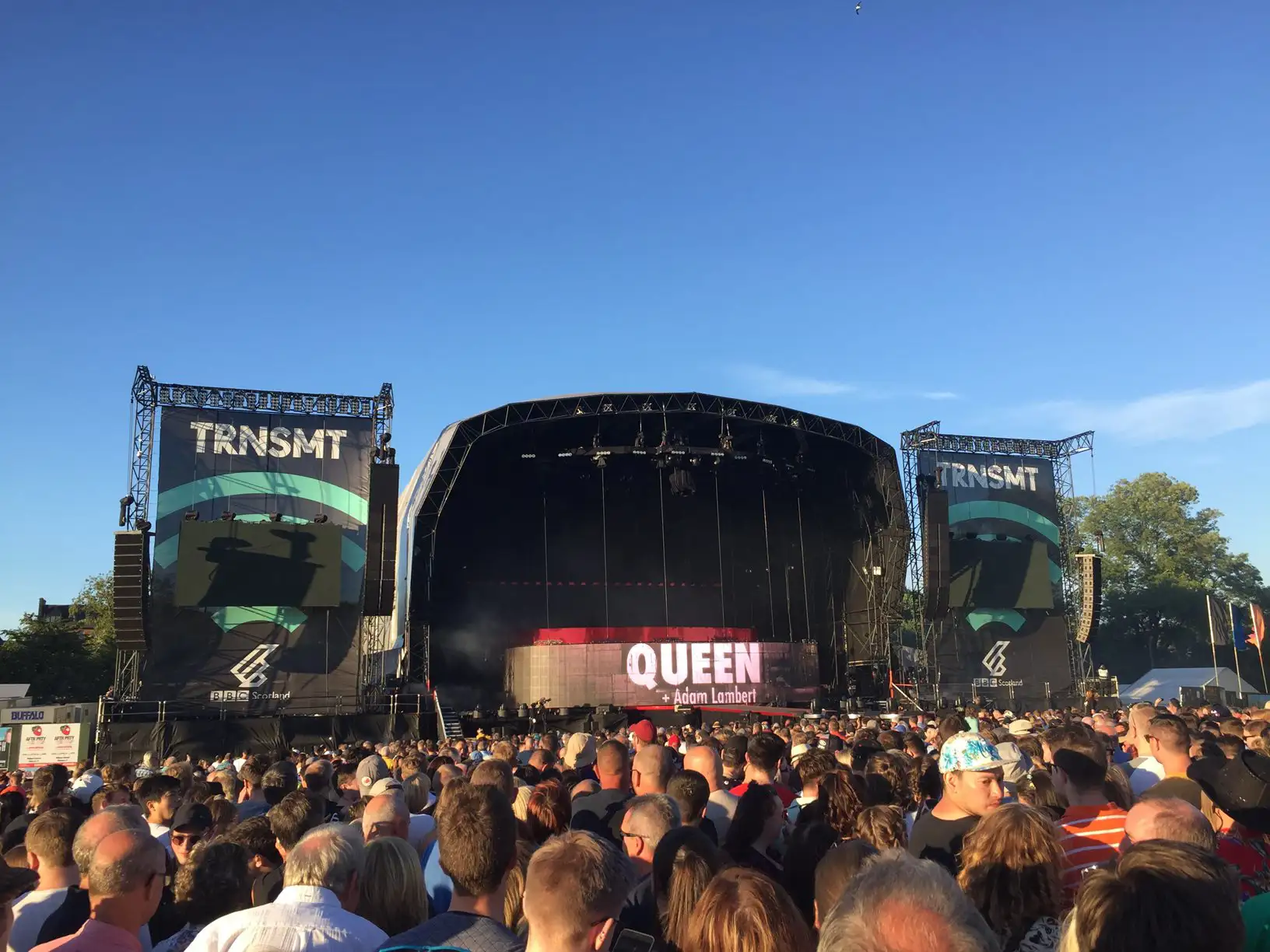 Festivalgangers in een menigte tijdens een muziekfestival