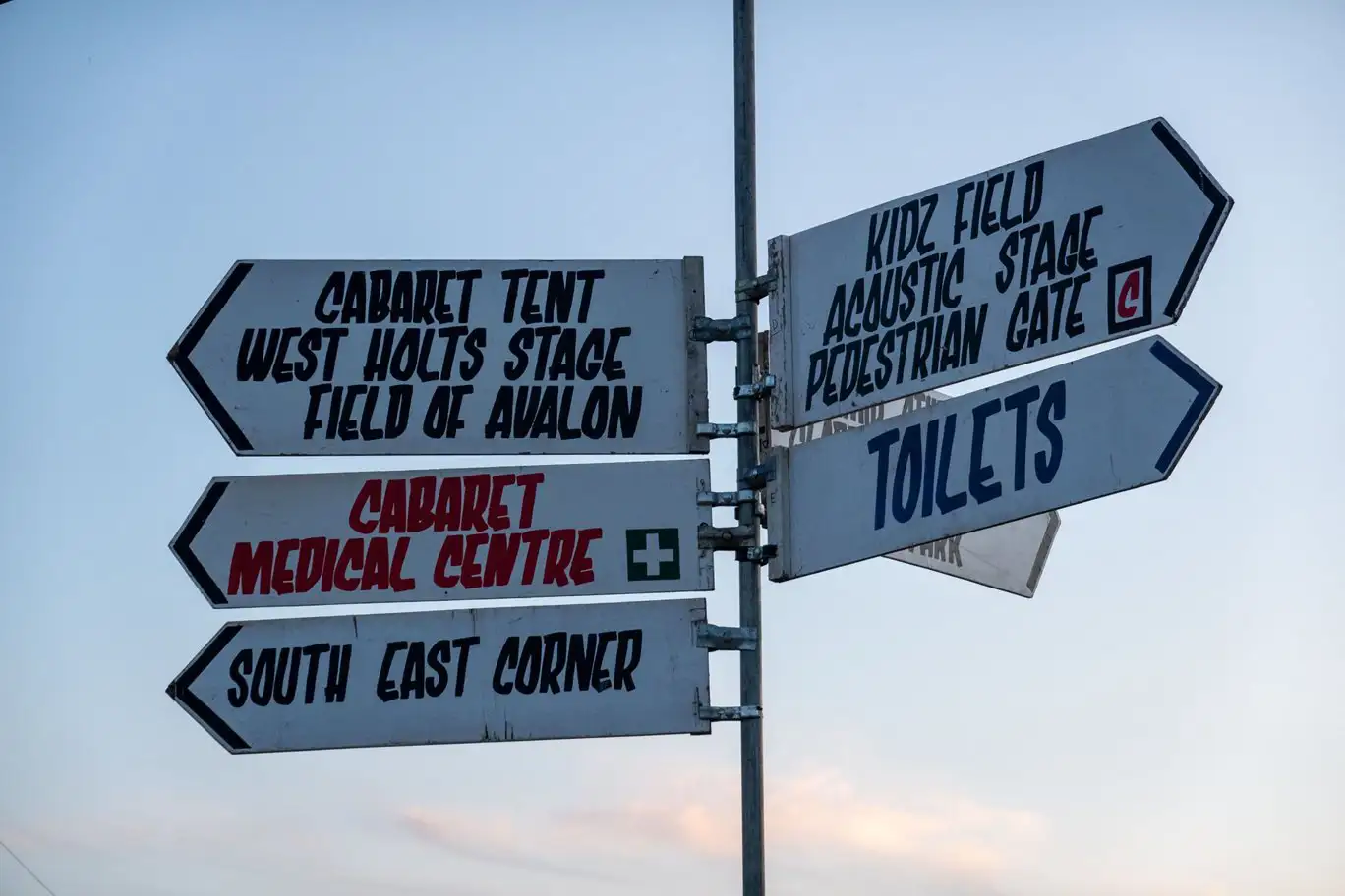 Wegwijzer op Glastonbury met verschillende festivalgebieden.