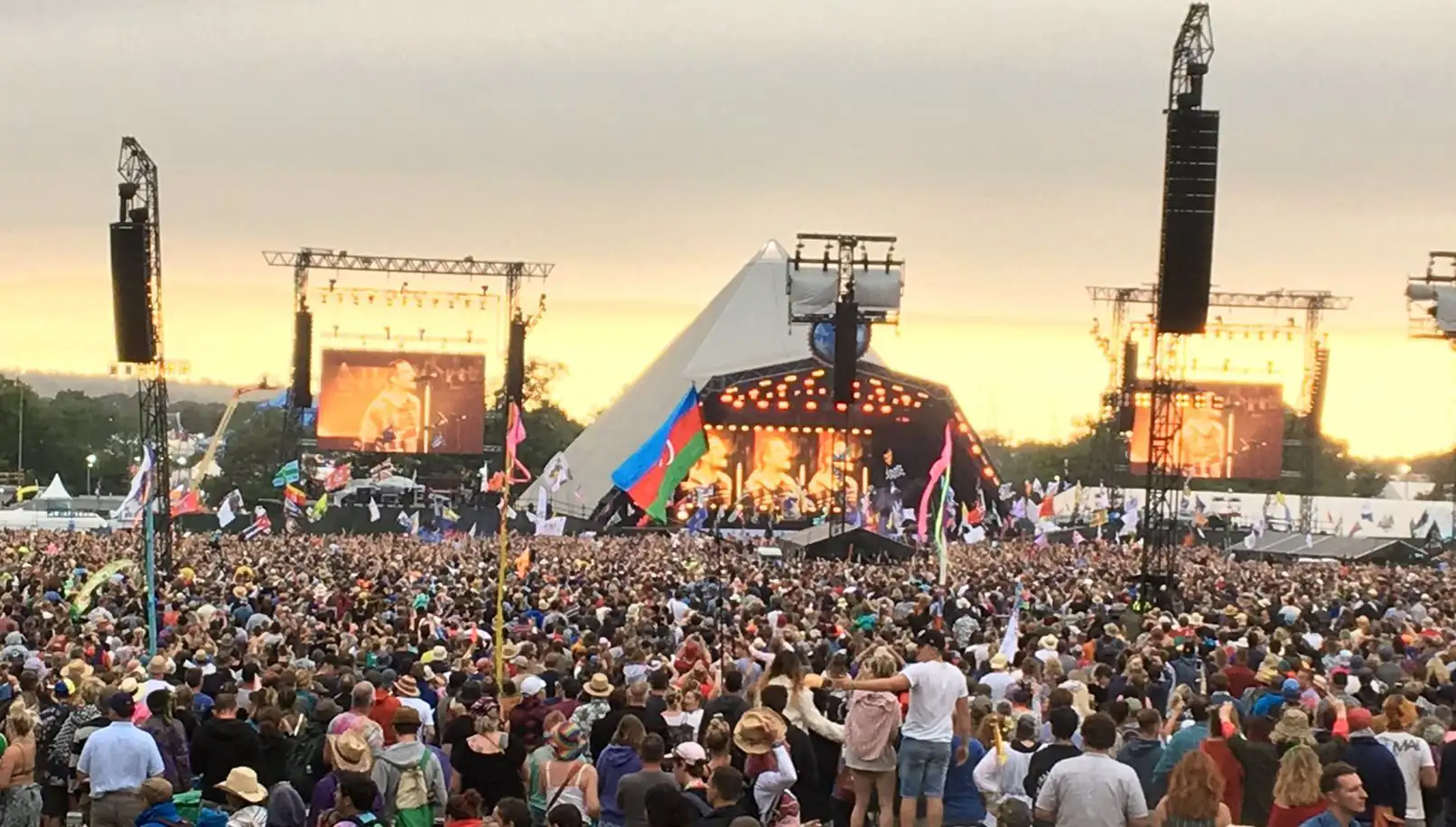 Een publieksbeeld van het Pyramid Stage op Glastonbury Festival tijdens een van de headliners.
