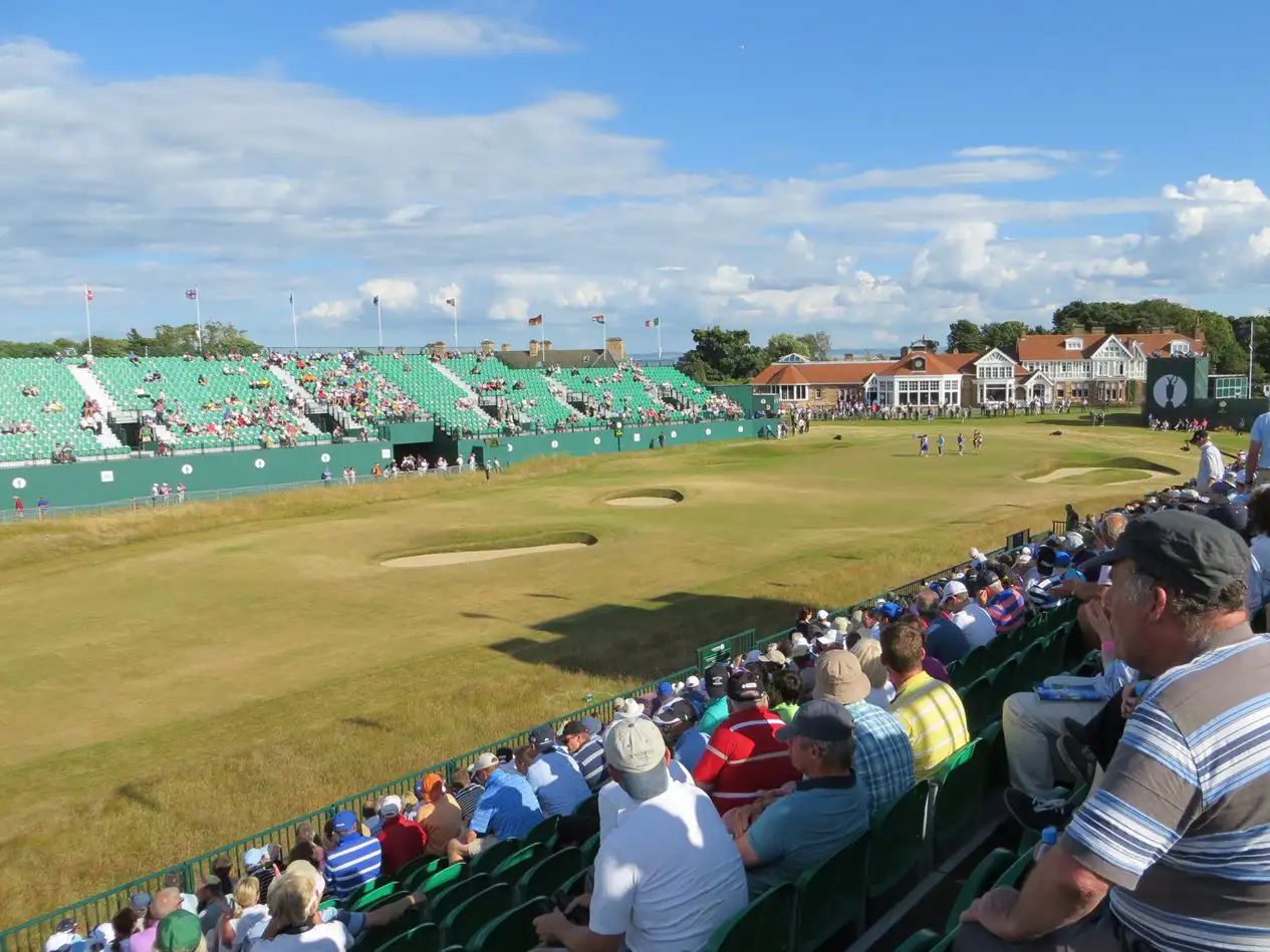 Toeschouwers op de tribune van golfbaan Muirfield.