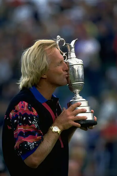Golfer Greg Norman kust de Claret Jug.